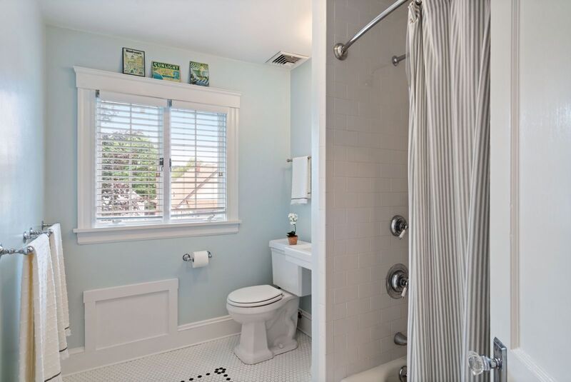 2nd floor bathroom with shower/tub combination